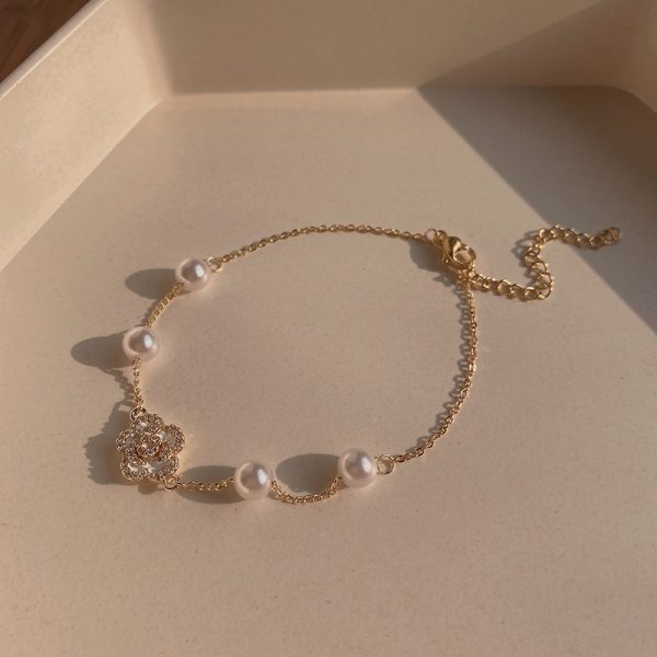 Simple Gold-Plated Bracelet with Heart and Crystal Embellishments